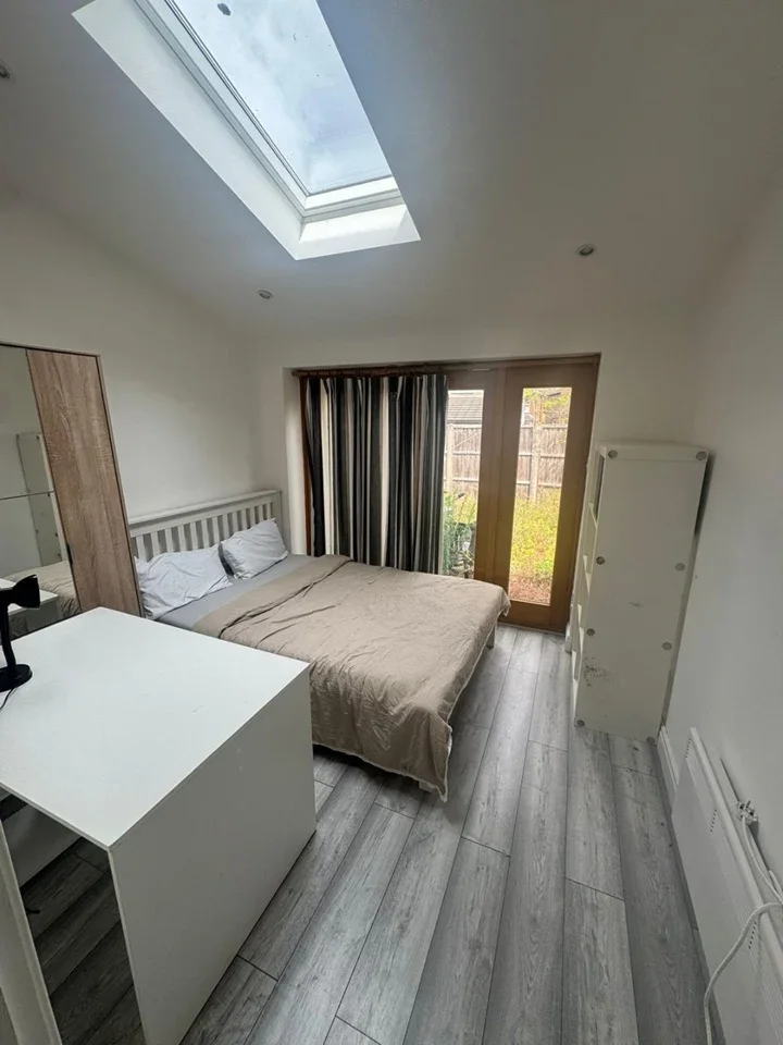 Room Alfred Road in Greater London