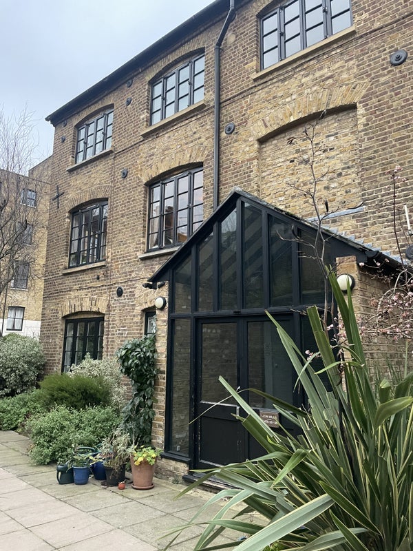Flat Hackney Road in Greater London