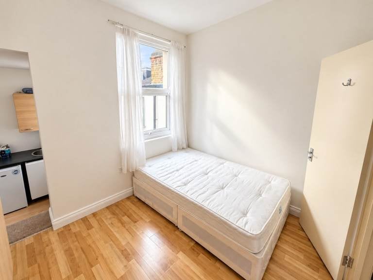 Flat La Rose Lane in Greater London