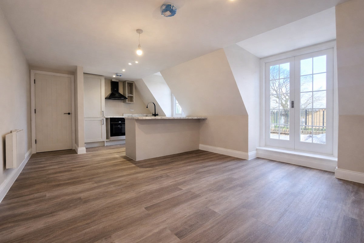 Flat Kent Road in Greater London