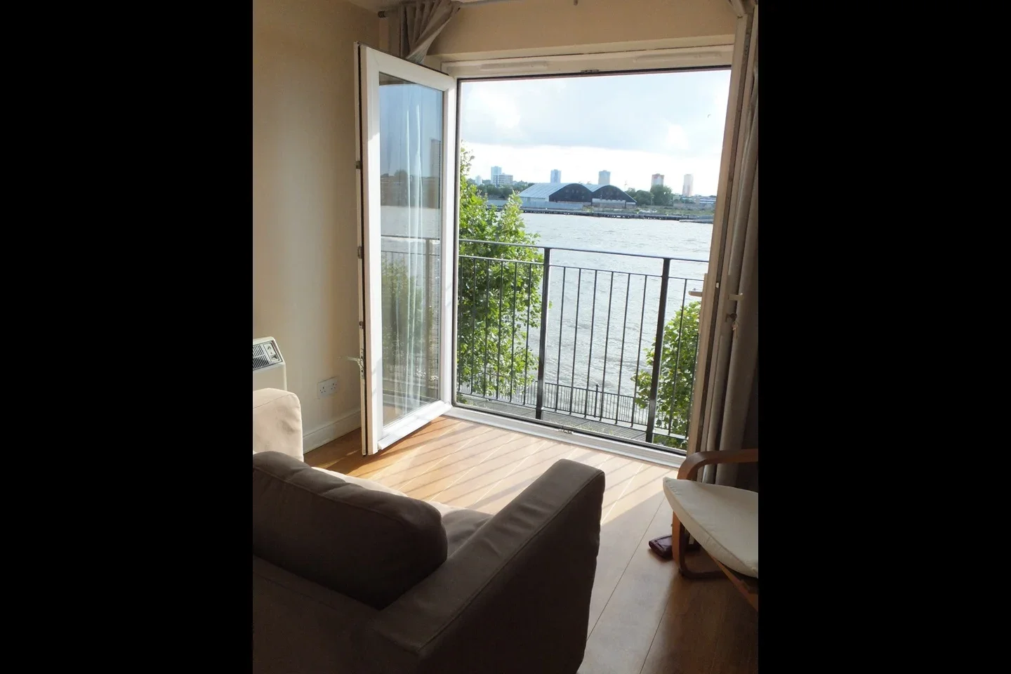 Flat Ferguson Close in Greater London