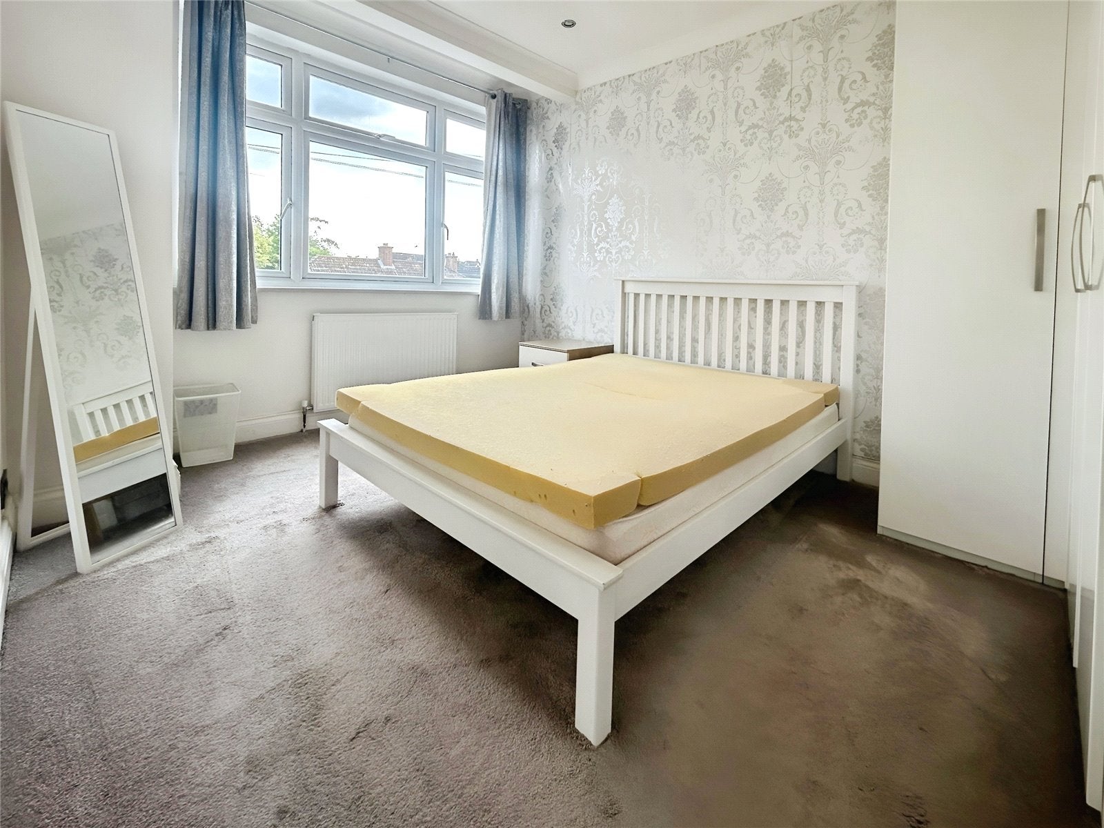 Room Albert Road in Borough of Runnymede