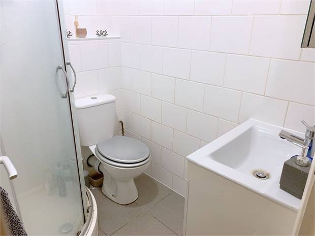 Flat Kenwyn Road in Dartford