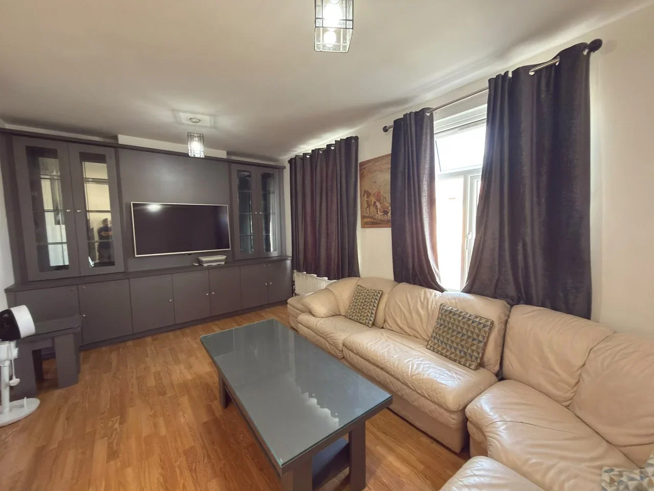 Flat Beehive Lane in Greater London