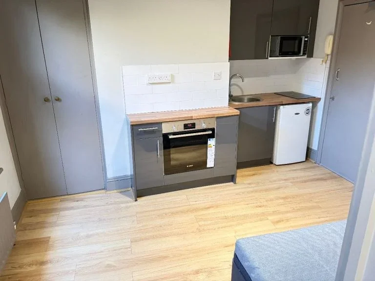 Flat Lyncroft Gardens in Greater London