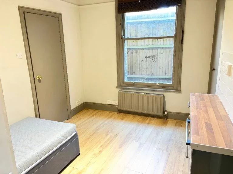 Flat Lyncroft Gardens in Greater London