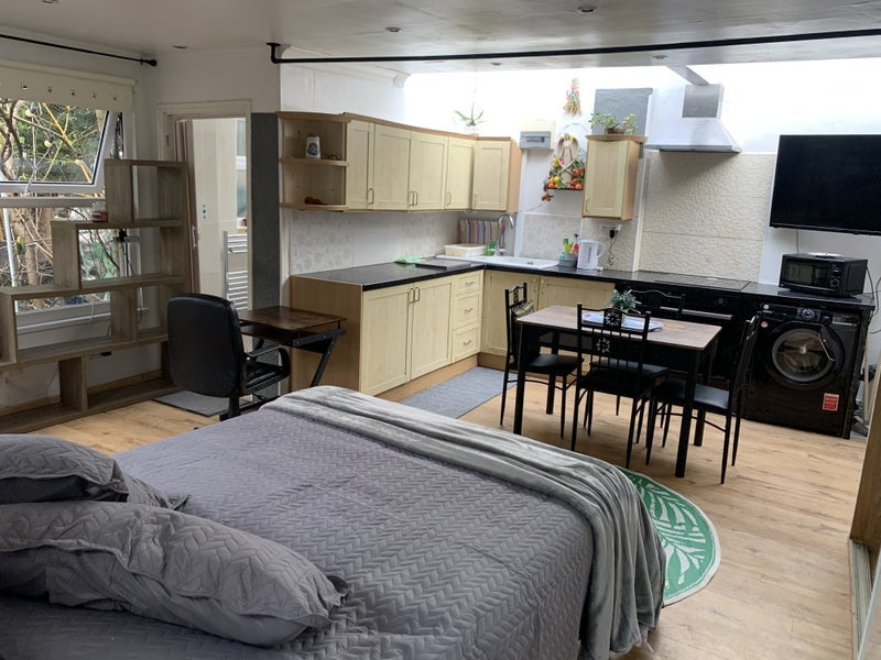 Flat Grasdene Road in Greater London