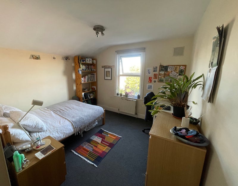 Room Valmar Road in Greater London