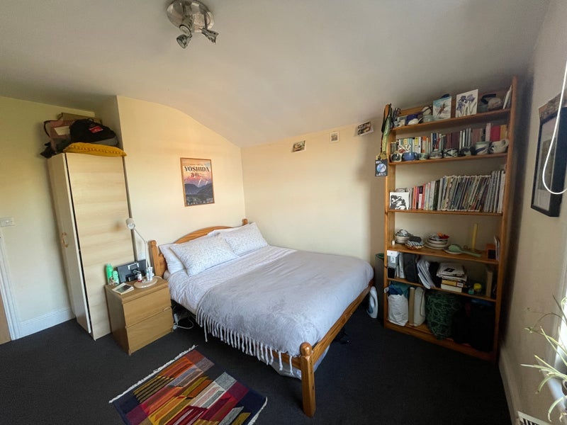 Room Valmar Road in Greater London