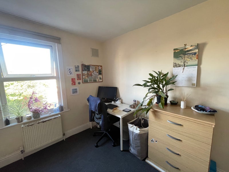 Room Valmar Road in Greater London