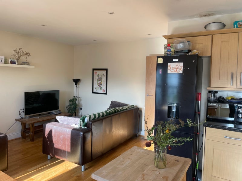 Room Valmar Road in Greater London