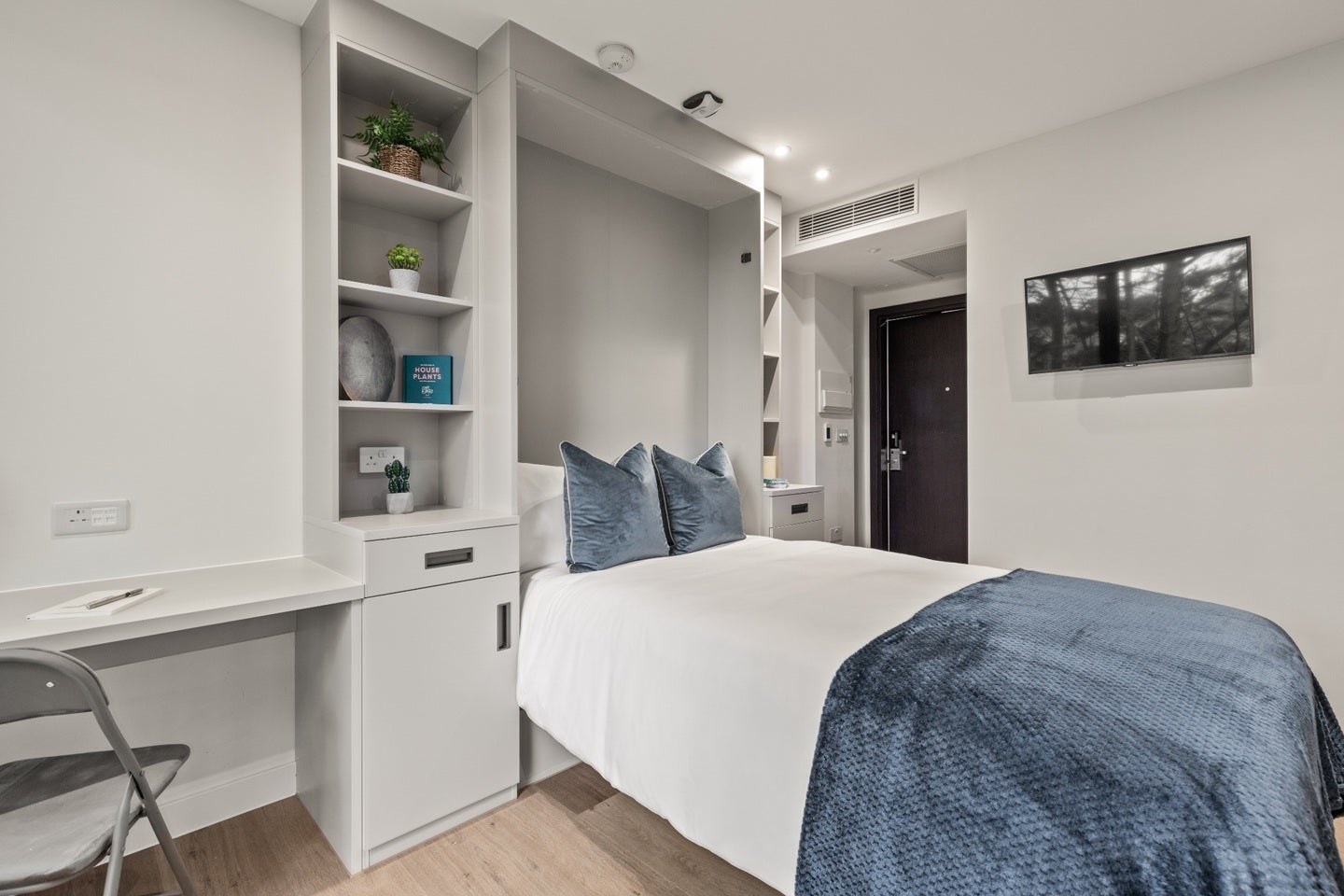 Flat Hillcrest Road in Greater London