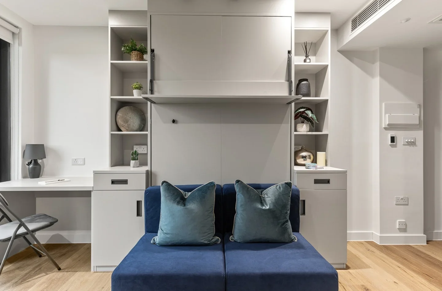 Flat Hillcrest Road in Greater London