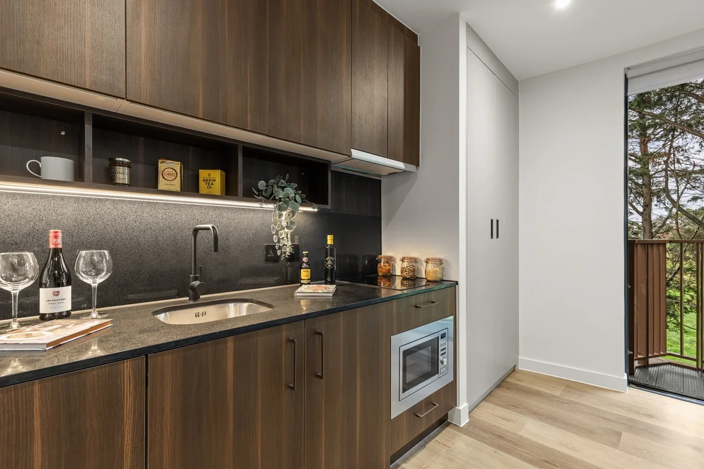 Flat Hillcrest Road in Greater London