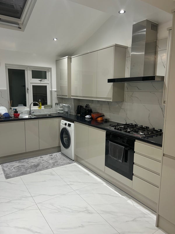 Room First Avenue in Greater London