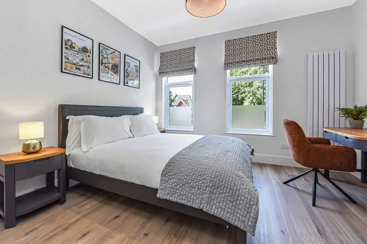 Flat Thornbury Road in Greater London