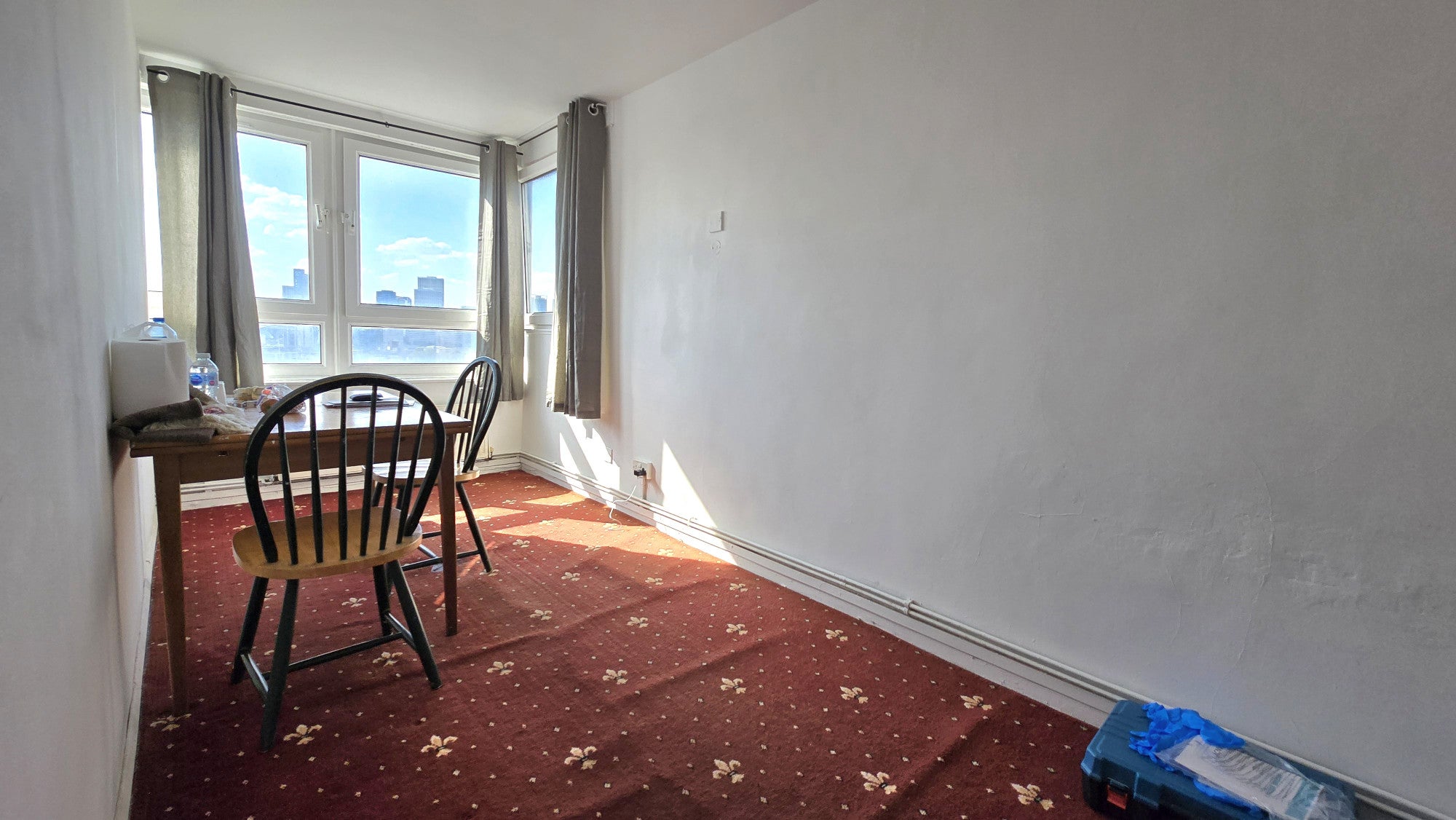 Flat Leather Gardens in Greater London