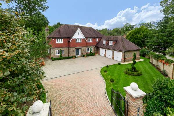 House Percival Close in Elmbridge