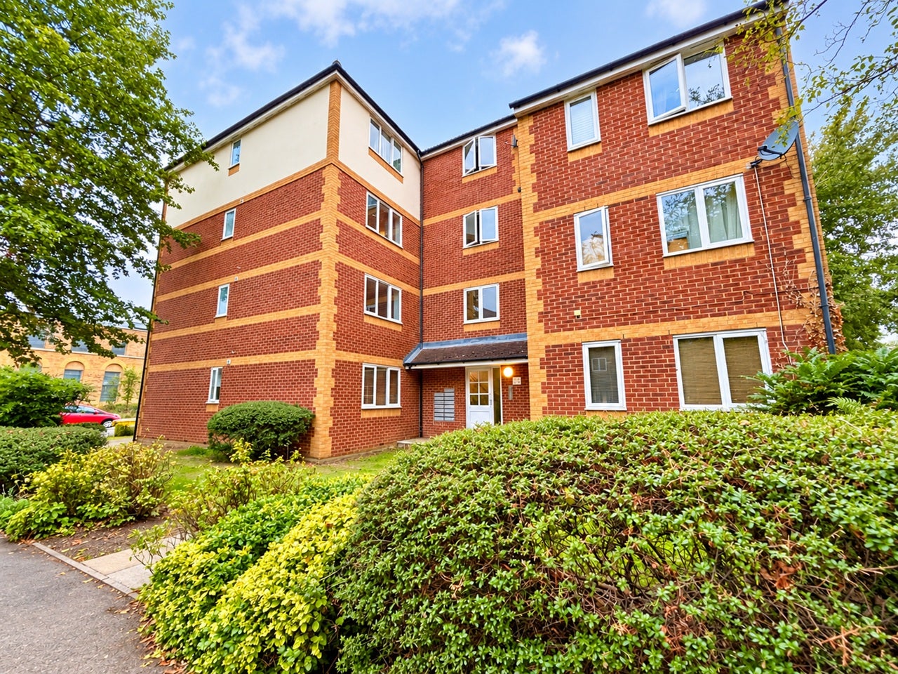 Flat Ruston Road in Greater London