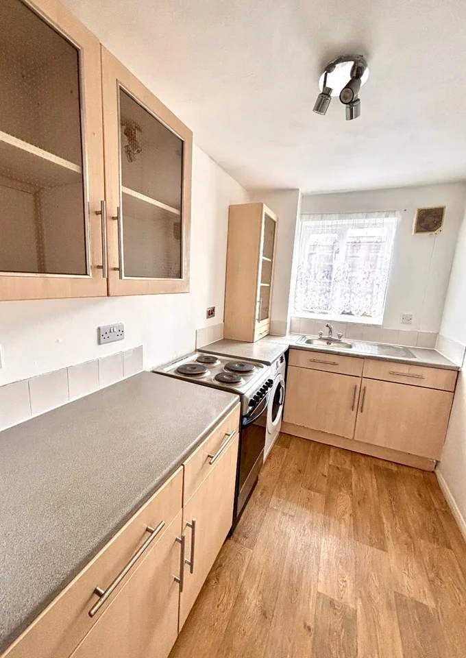 Flat Ruston Road in Greater London