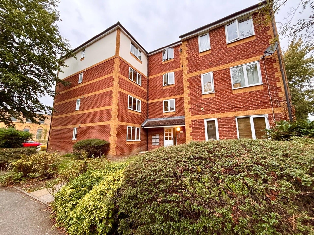 Flat Ruston Road in Greater London
