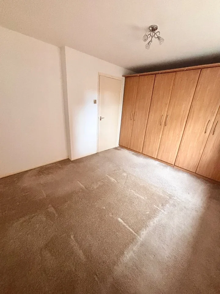 Flat Ruston Road in Greater London