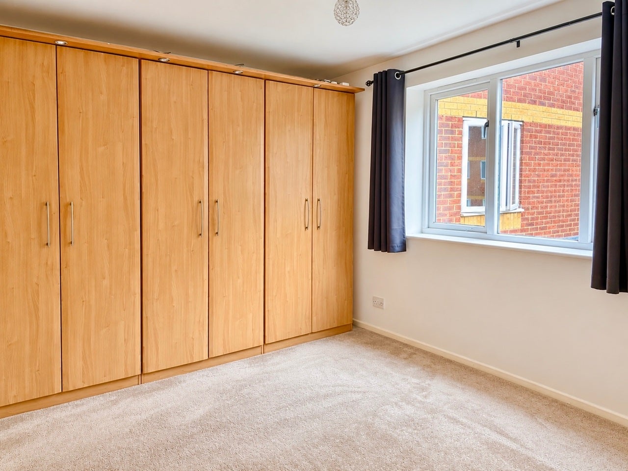 Flat Ruston Road in Greater London