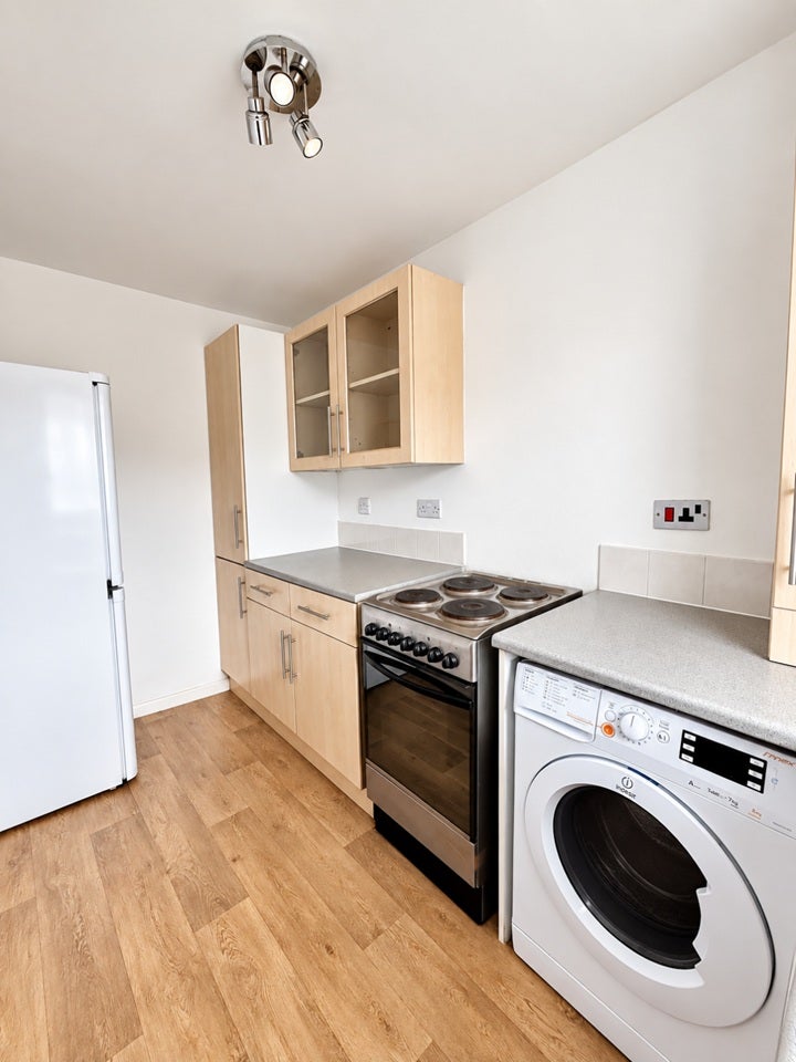 Flat Ruston Road in Greater London