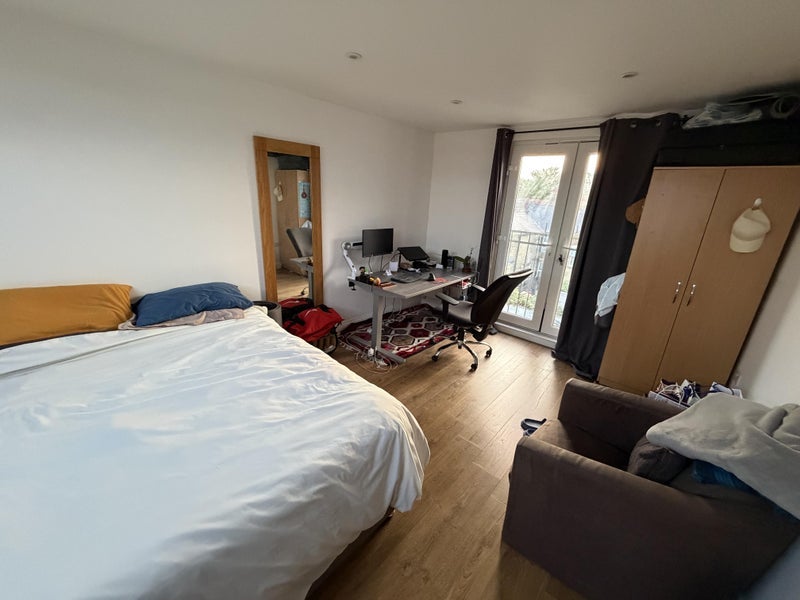 Room Park Road in Greater London