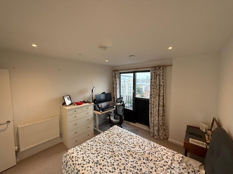 Room Mulberry Way in Greater London