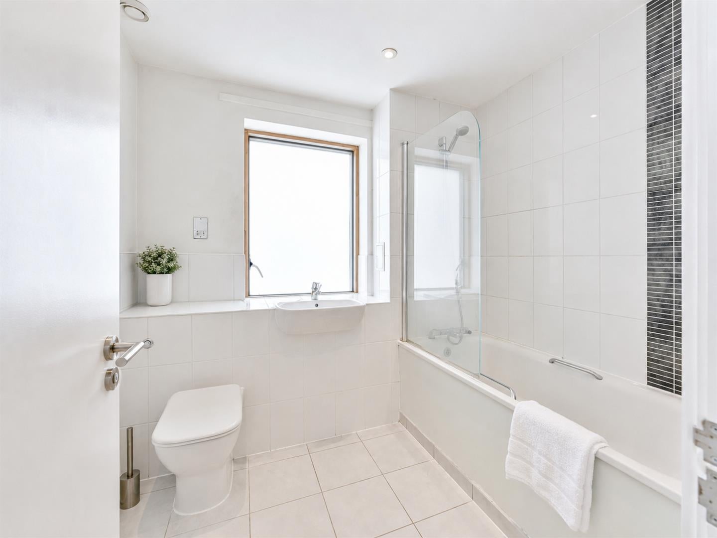 Flat Kilburn Park Road in City of Westminster