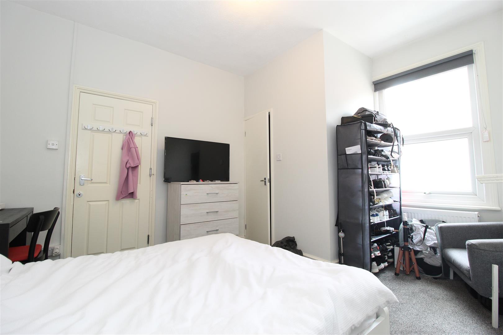 Room Glebe Avenue in Leeds