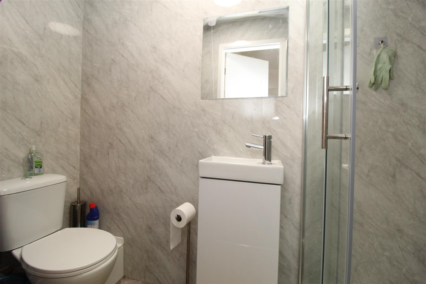 Room Glebe Avenue in Leeds