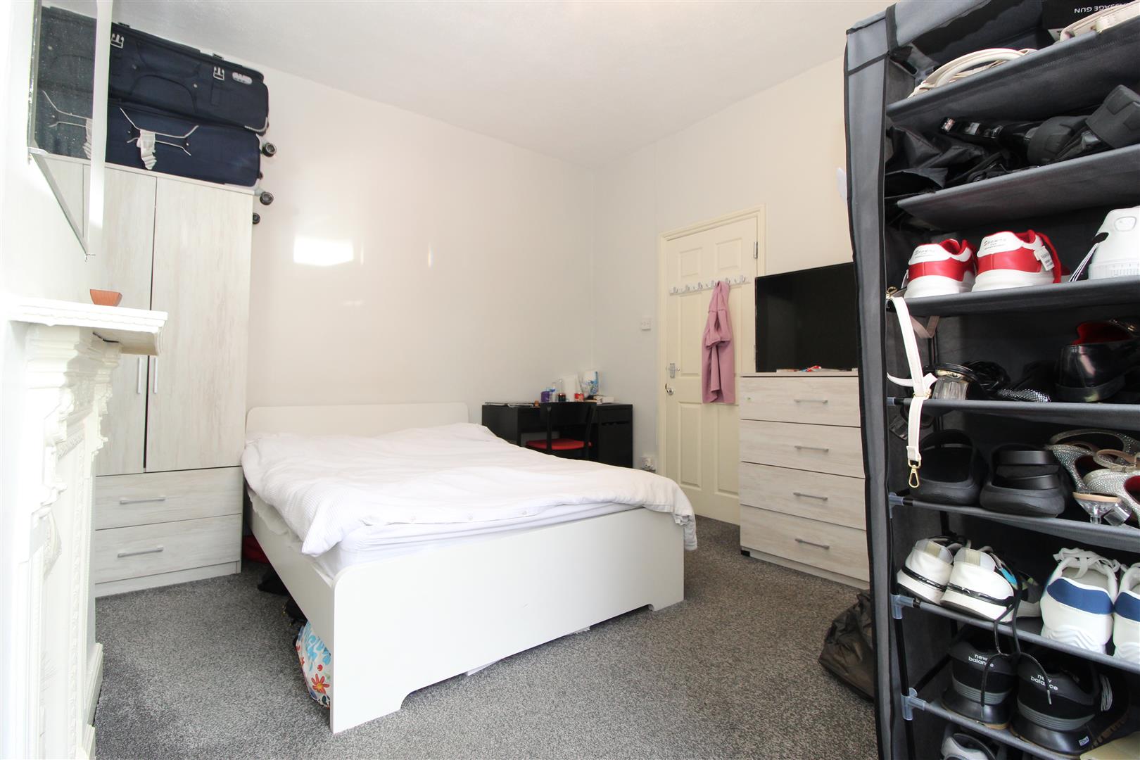 Room Glebe Avenue in Leeds