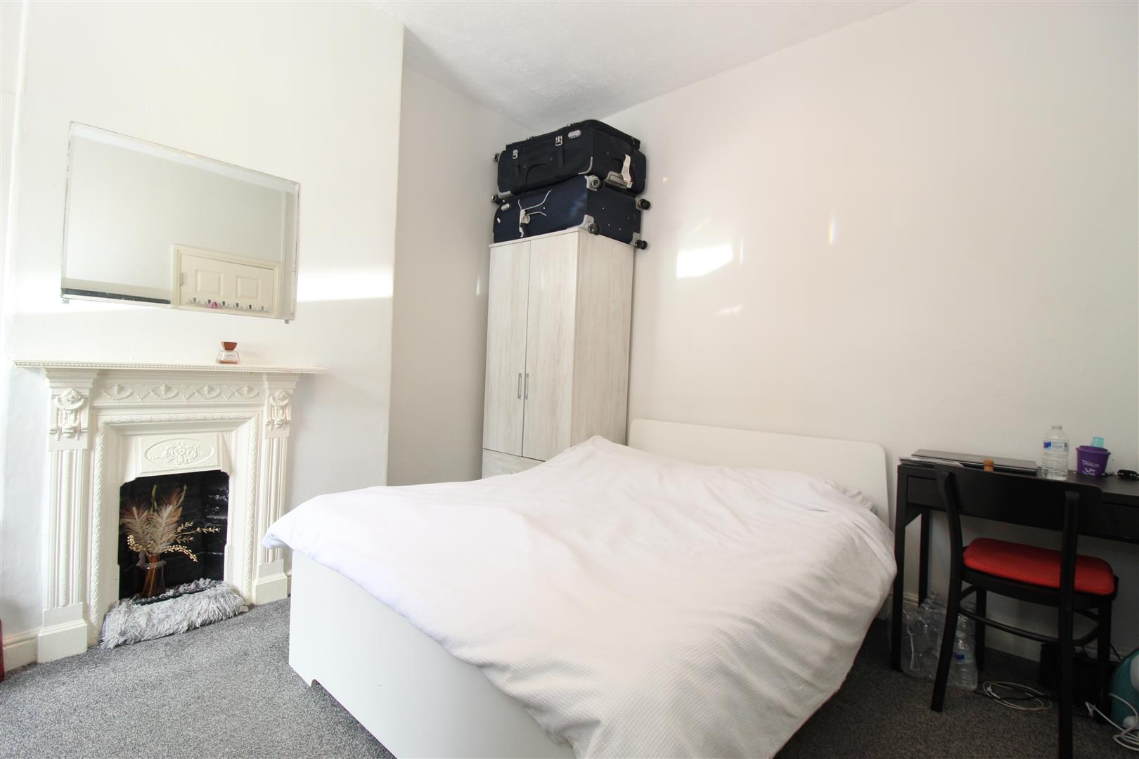 Room Glebe Avenue in Leeds