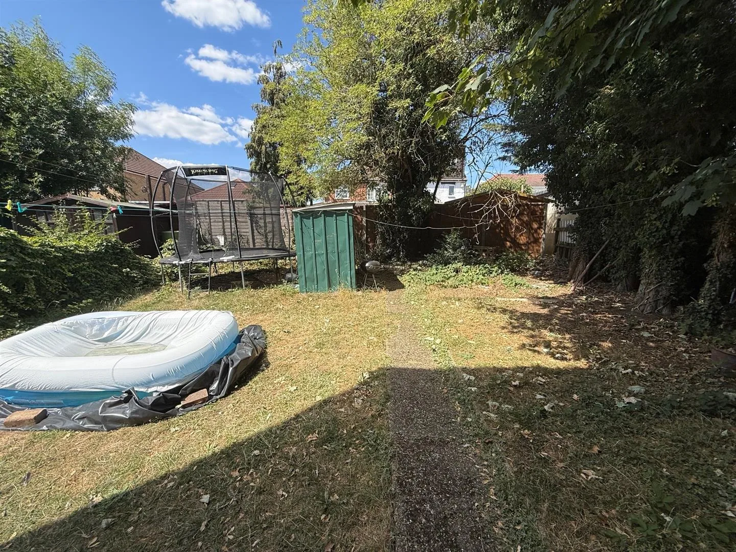 Flat Charterhouse Avenue in Greater London