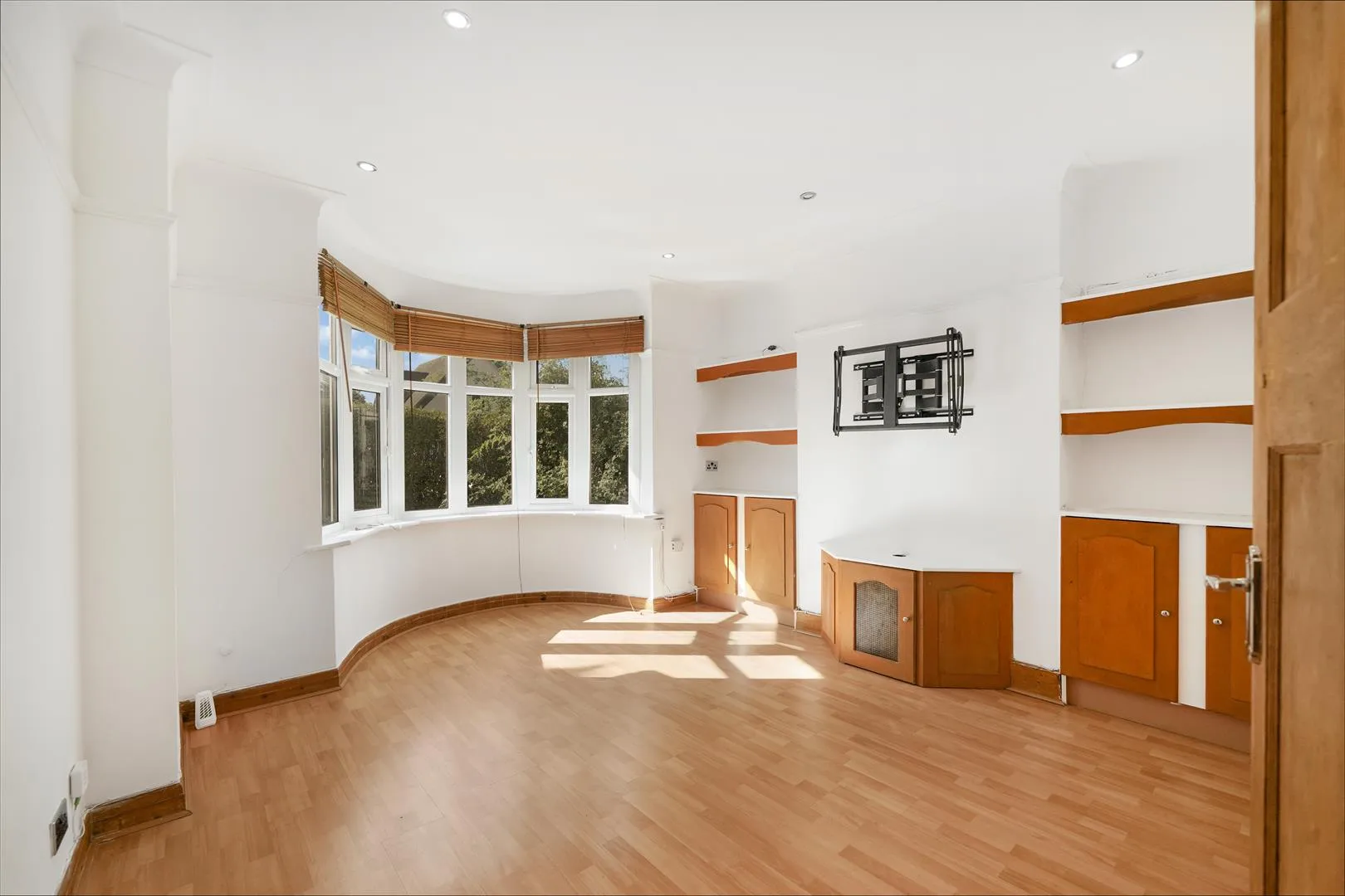Flat Charterhouse Avenue in Greater London