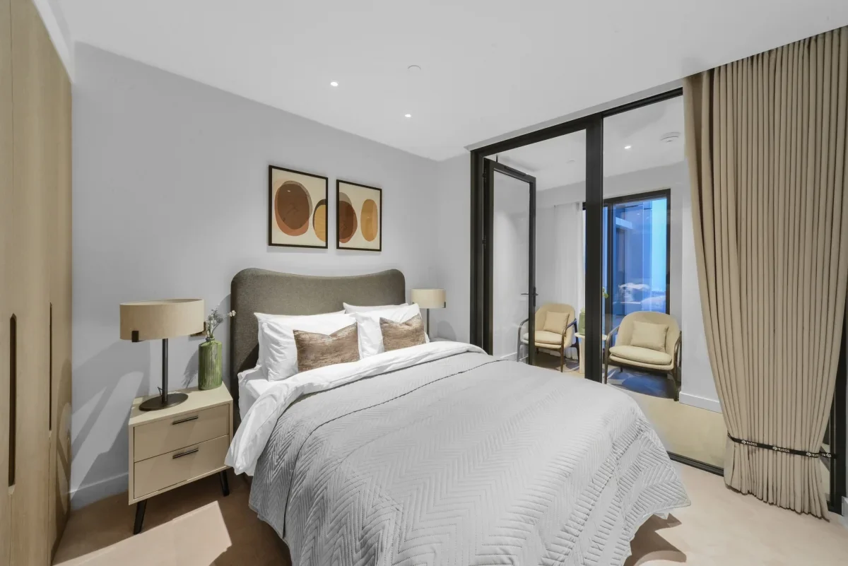 Flat Nine Elms Lane in Greater London