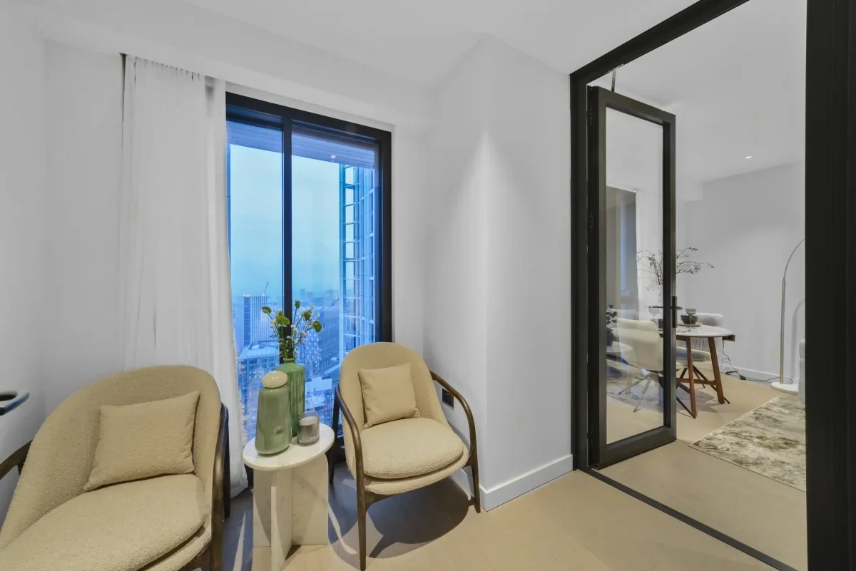 Flat Nine Elms Lane in Greater London