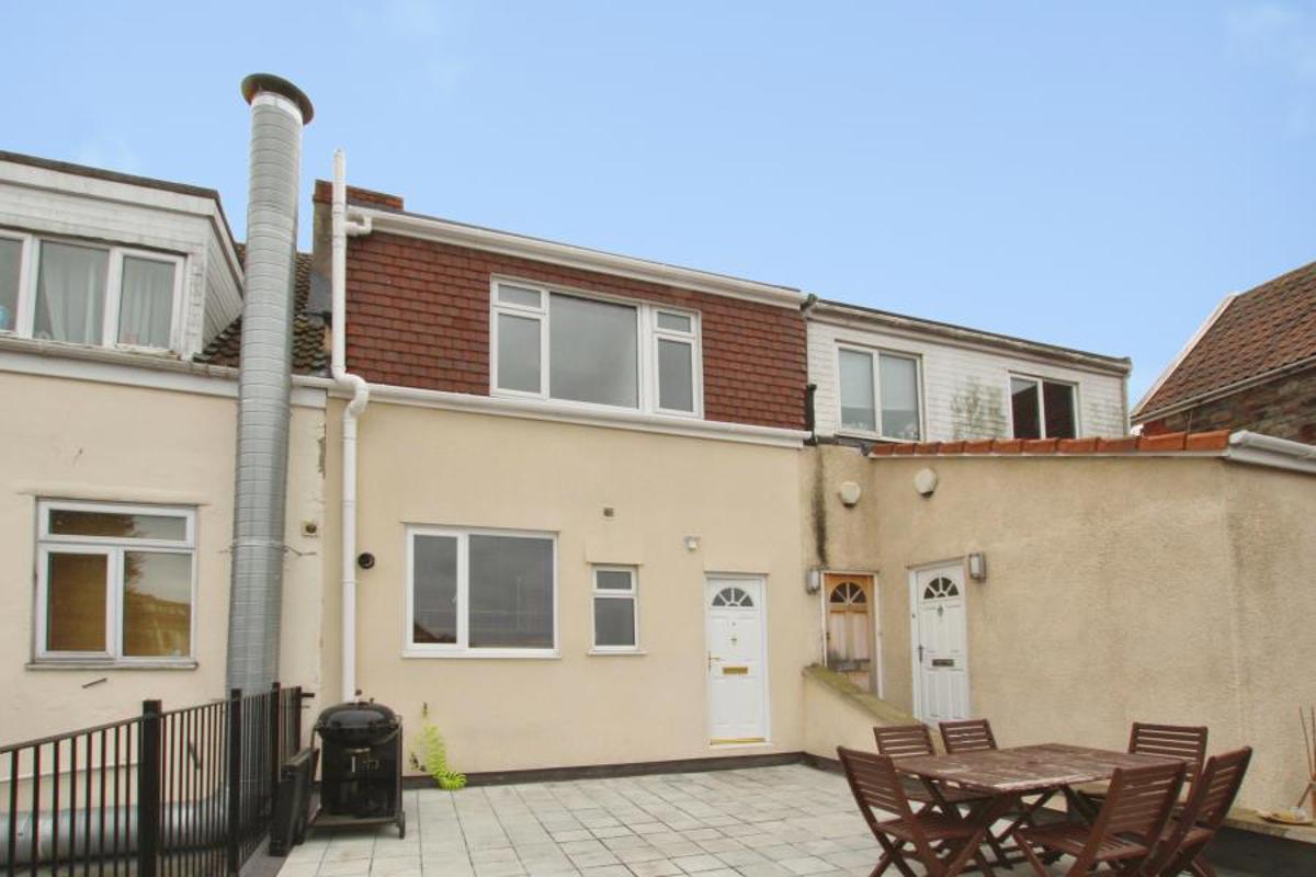 Flat Fishponds Road in Bristol