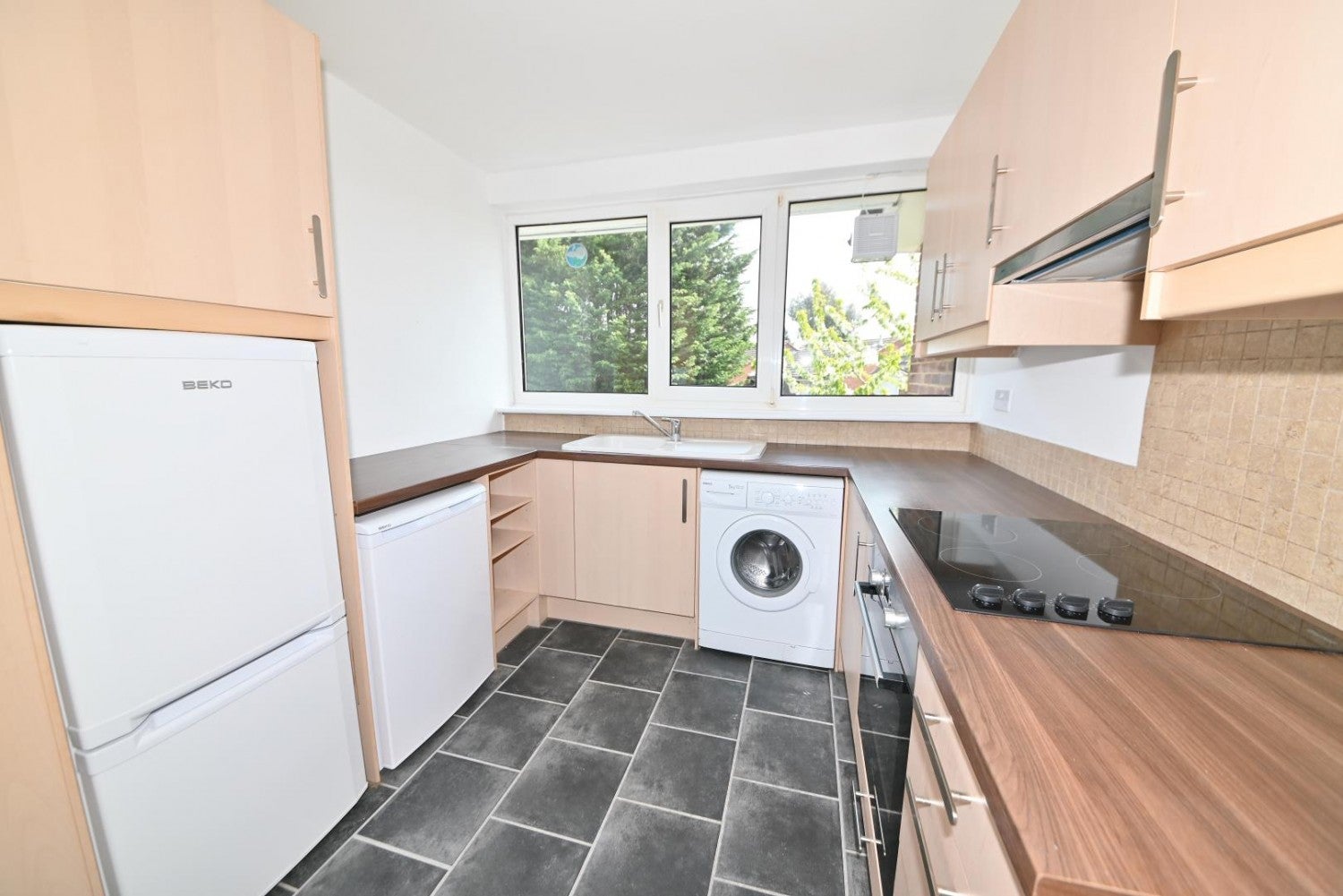 Flat Belvedere Close in Greater London