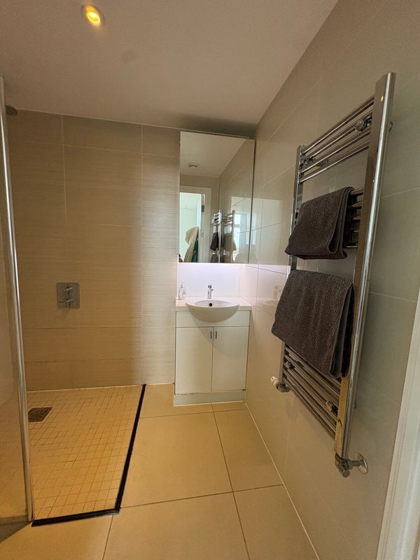 Room Honour Lea Avenue in Greater London