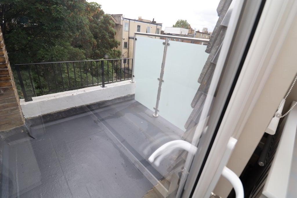Room Globe Road in Greater London