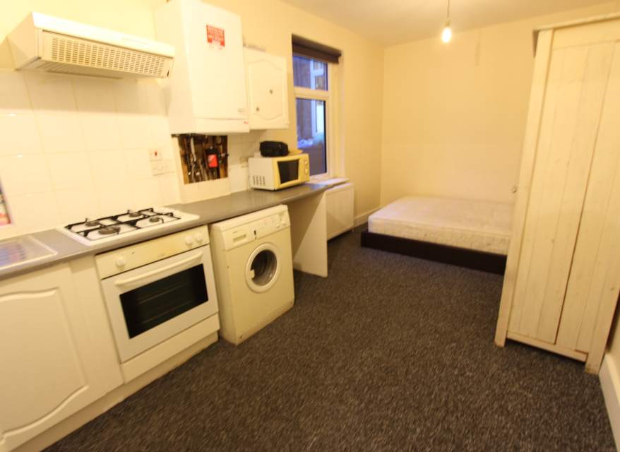 Room North End Road in Greater London