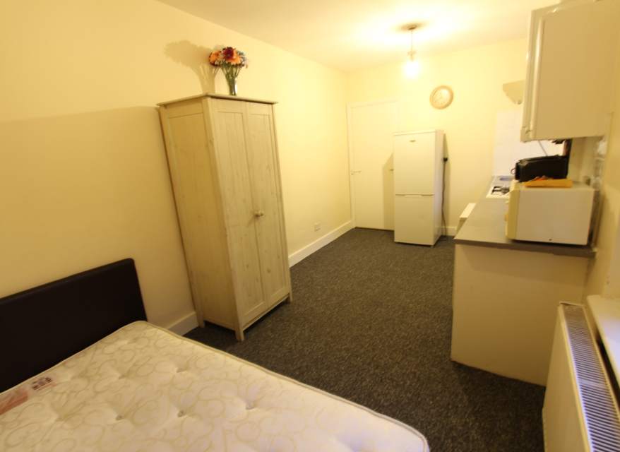 Room North End Road in Greater London