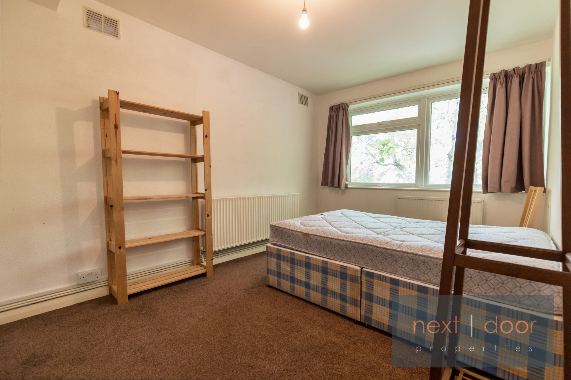 Flat Lomond Grove in London