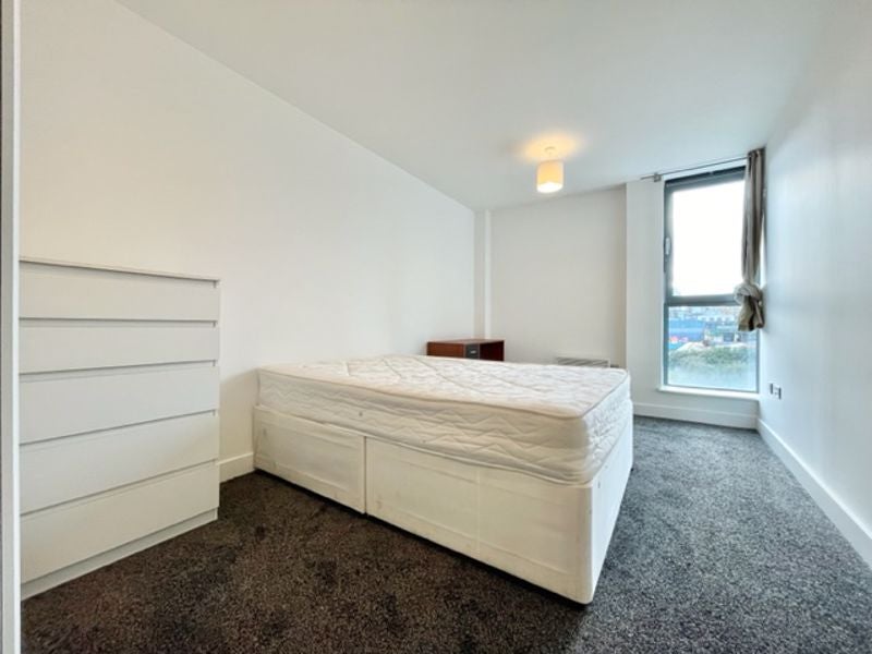 Flat Wapping Lane in Greater London