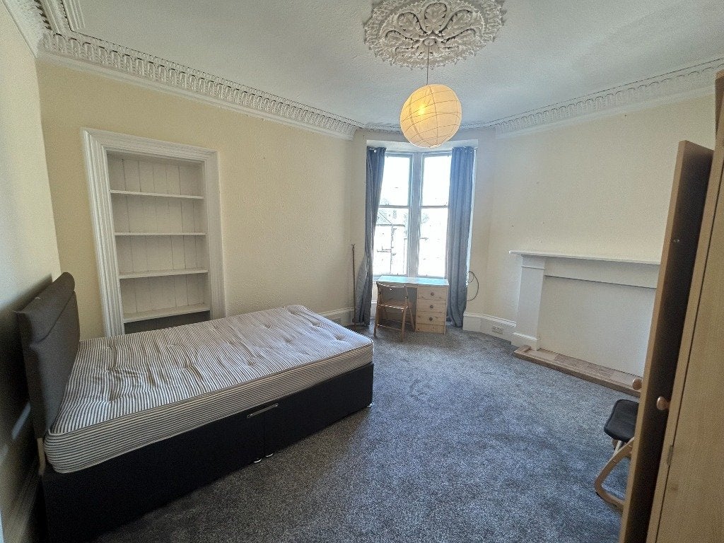 Flat Hope Park Crescent in City of Edinburgh