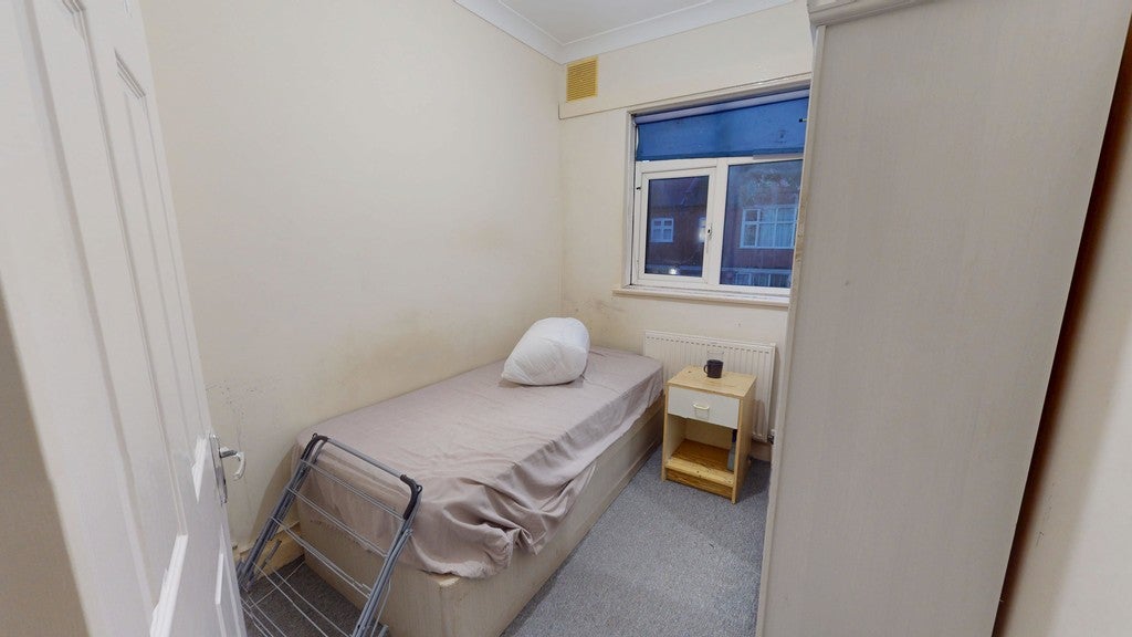 Room Glencairn Road in Greater London