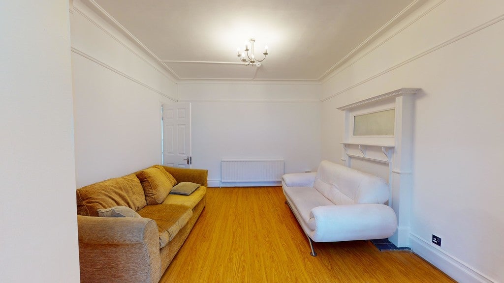 Room Glencairn Road in Greater London